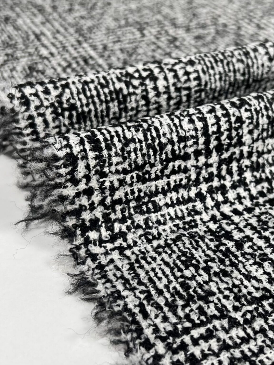 Włoski wełniany tweed „Chanel“ w splocie „Milano“