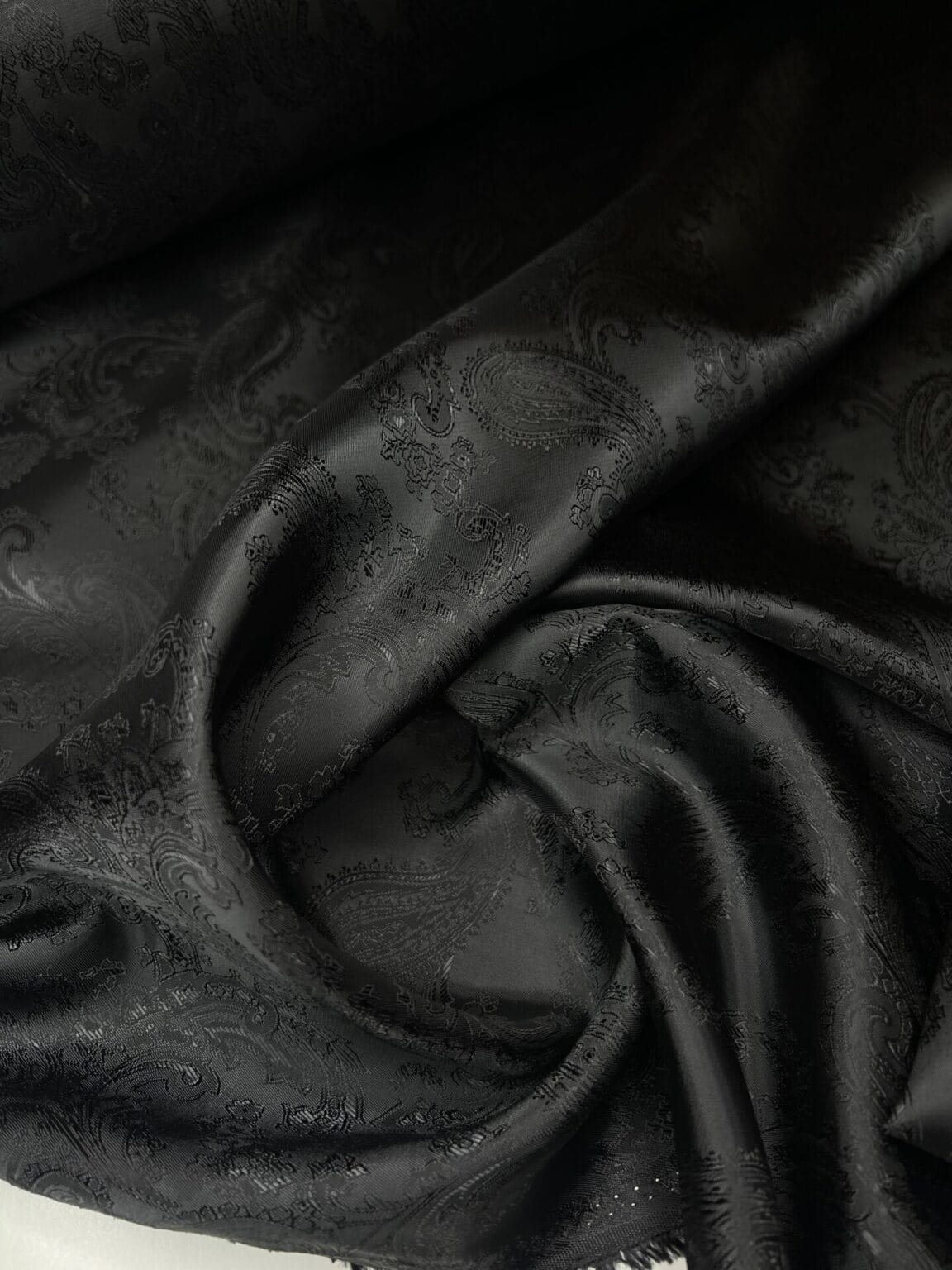 Itāļu oderes audums „Black Paisley“ raksts