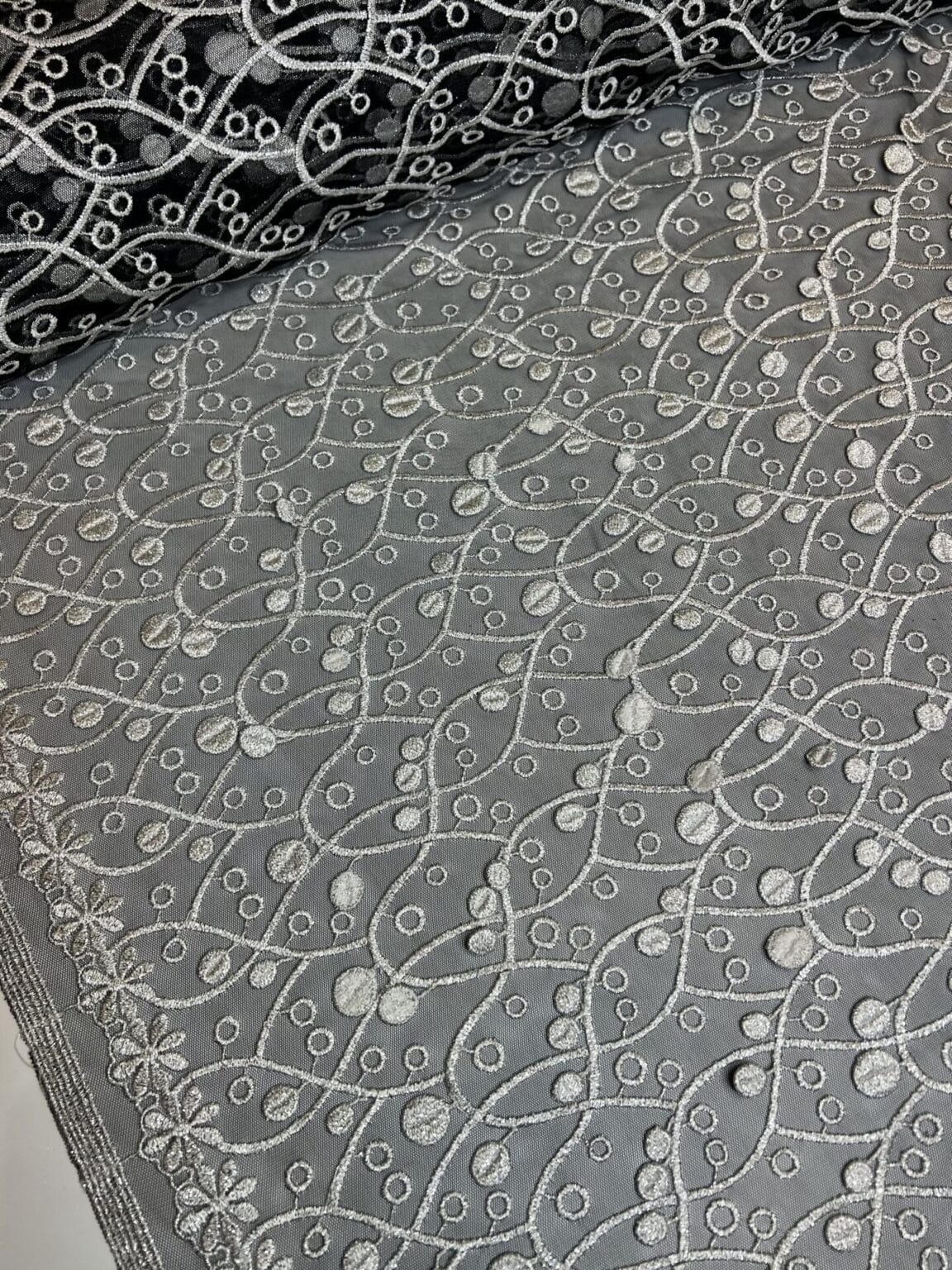 Prabangus vakarinis gipiūras su 3D aplikacijomis