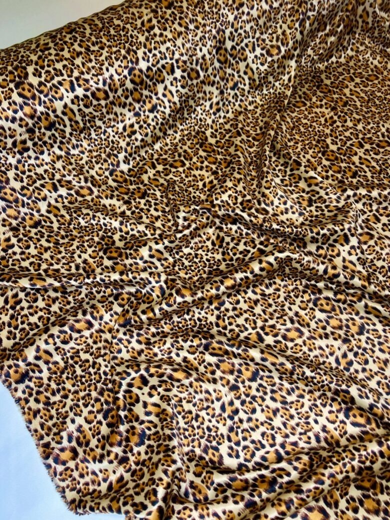 Biezs satīns ar elastānu leopardu rakstā