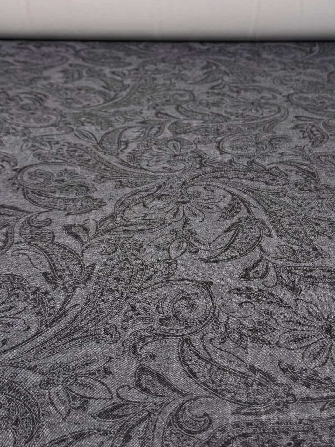 Tamprus kostiuminis viskozinis audinys su dizainu „Grey paisley“