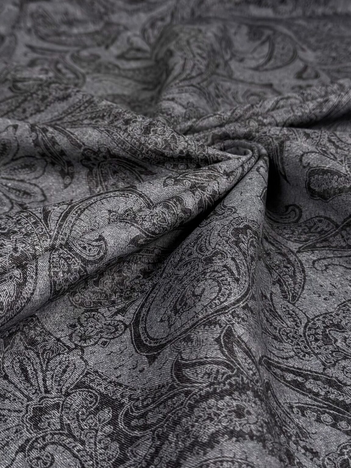 Tamprus kostiuminis viskozinis audinys su dizainu „Grey paisley“