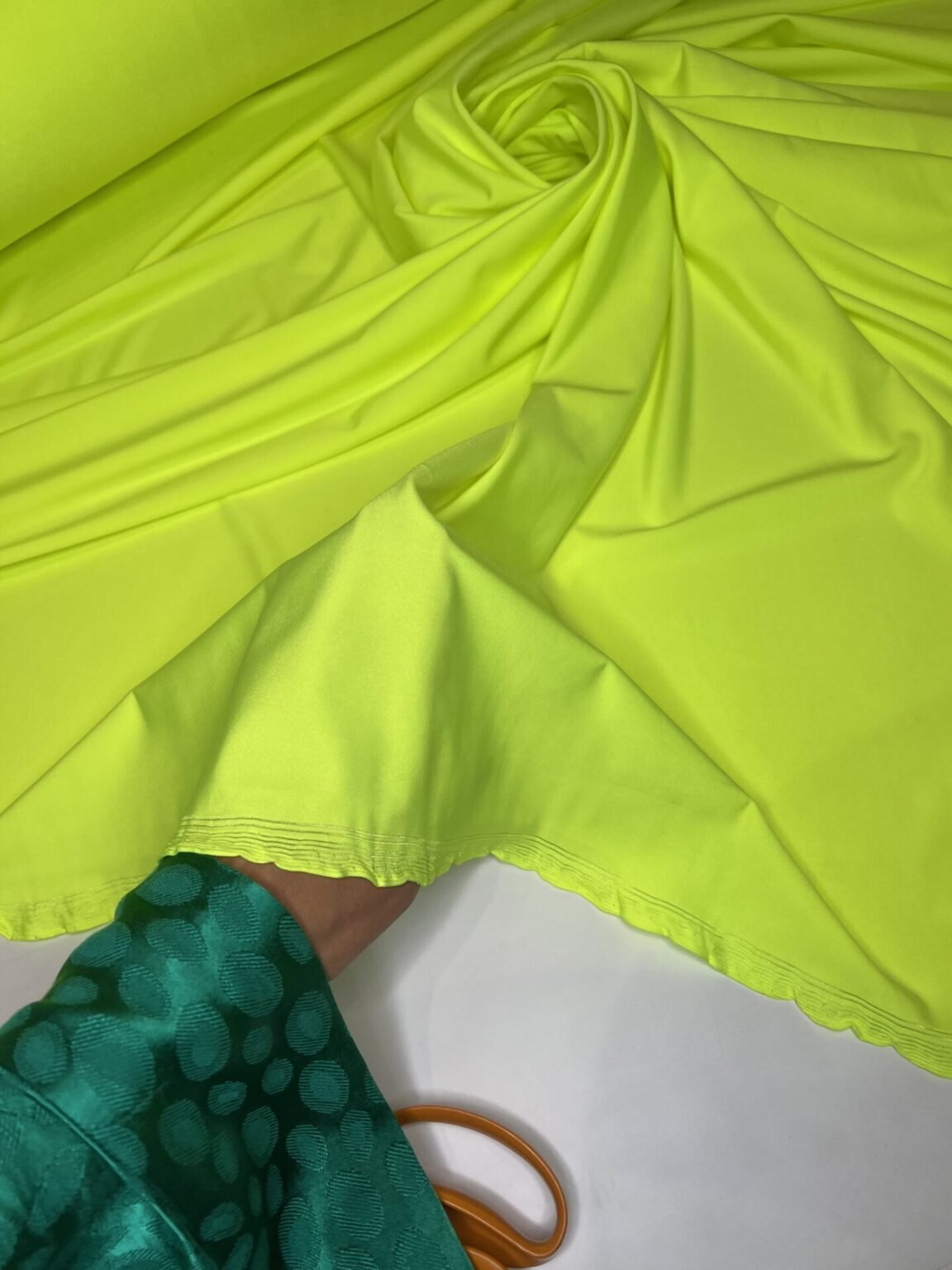 Likra (lycra) neoninės geltonos spalvos