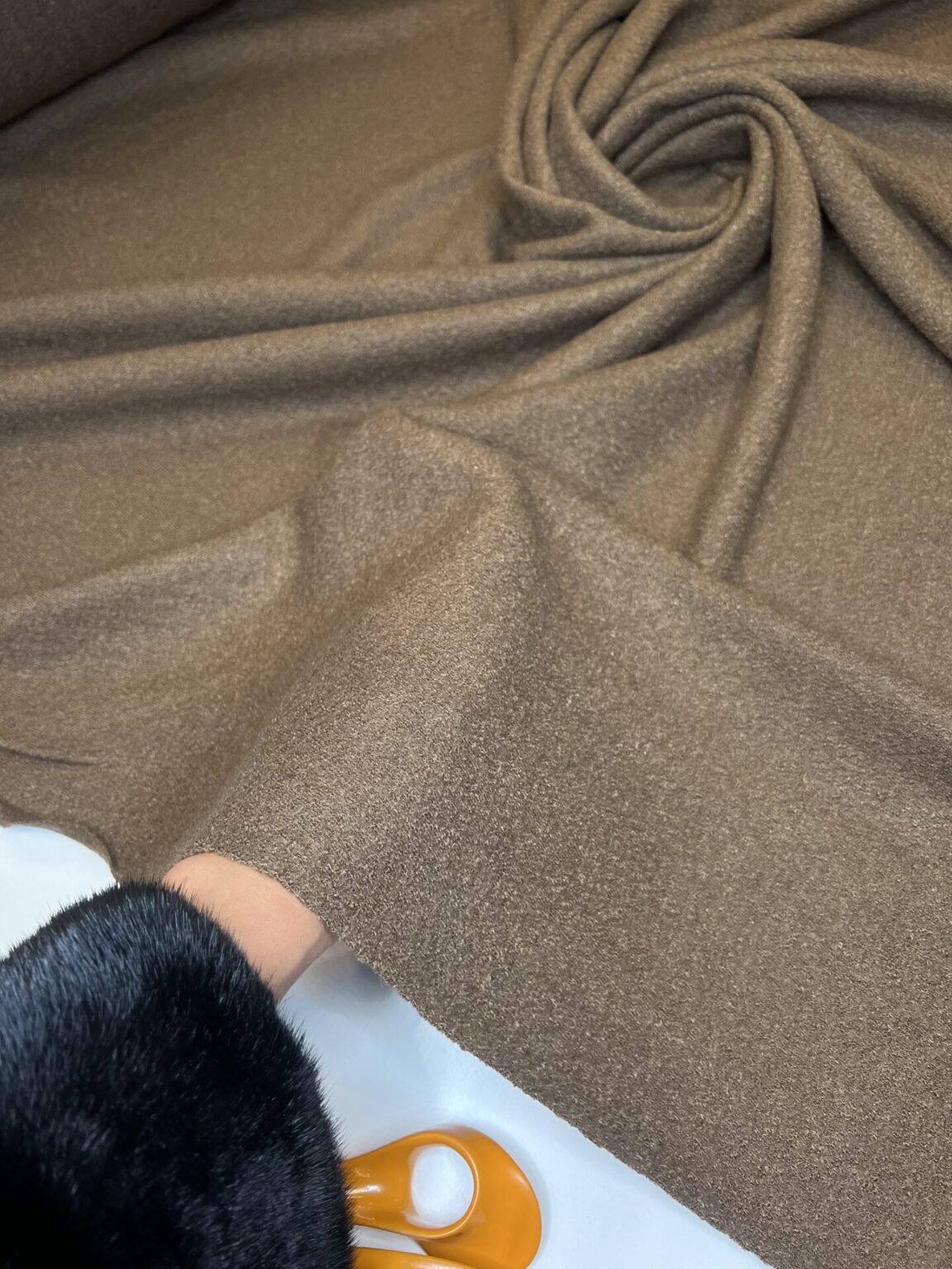 „Tvaicētas vilnas“ elastīgs trikotāžas „Taupe“