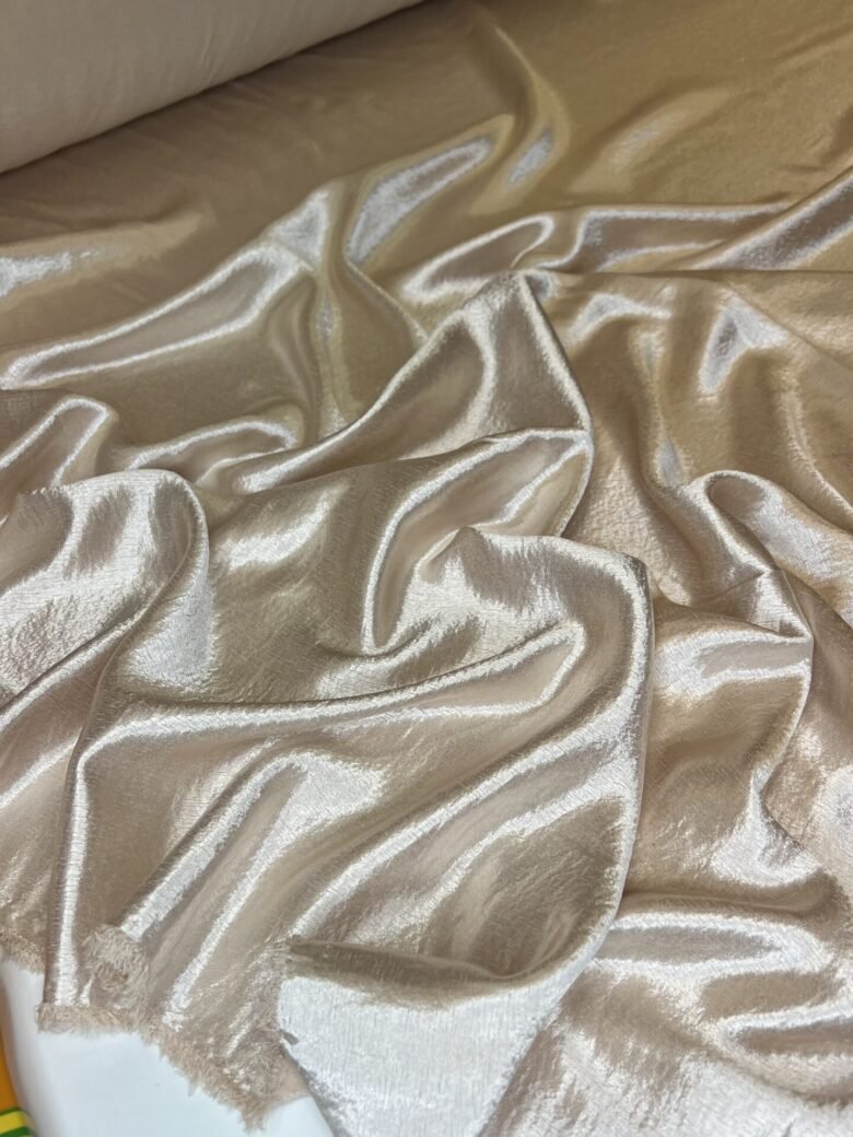 Satin „Vanilijas Krēms“ krāsā