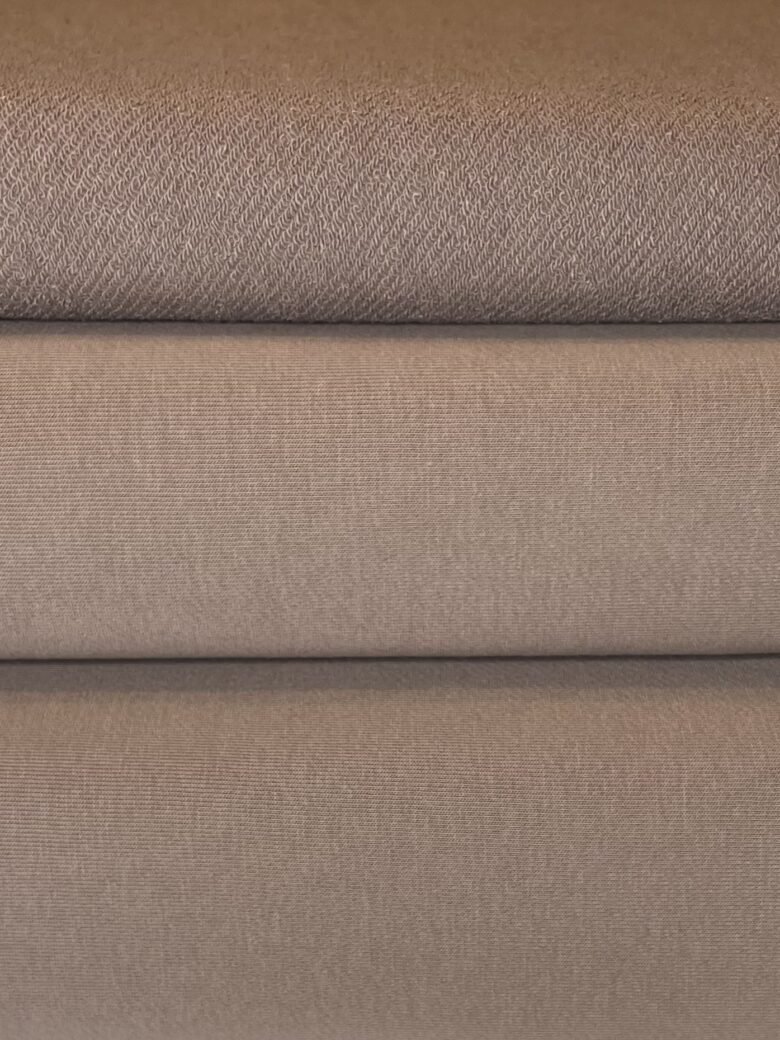 „Diagonal“ trisiūlis kilpinis trikotažas „Mocha Mousse“ spalvos (KD04)