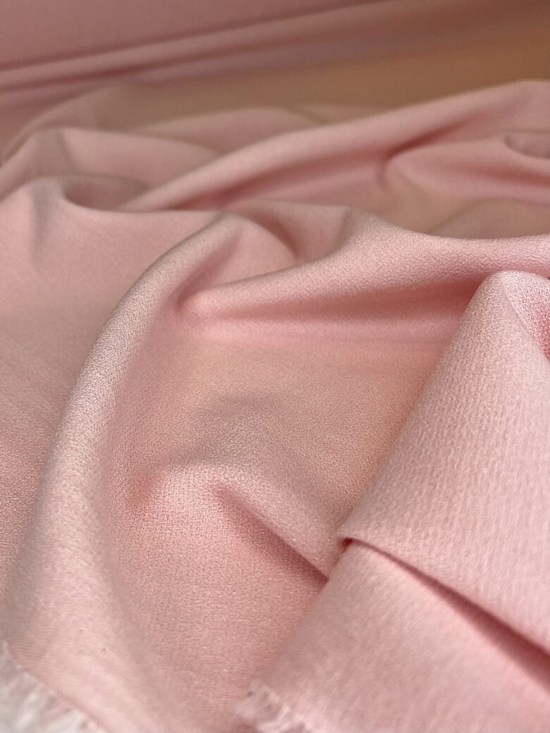 Spīdīga viskozes krepa "Baby Pink" krāsā
