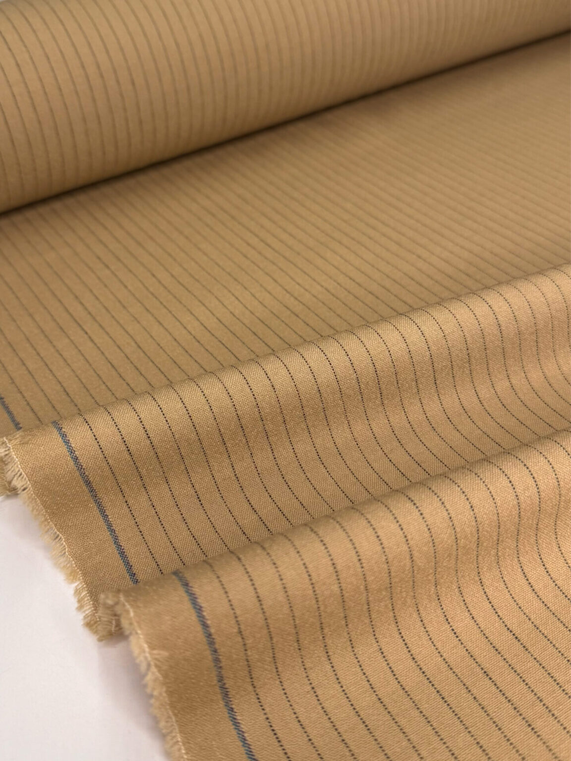 Itāļu „virgin wool“ kostīmu audums gaiši brūnā (kapučīno) krāsā