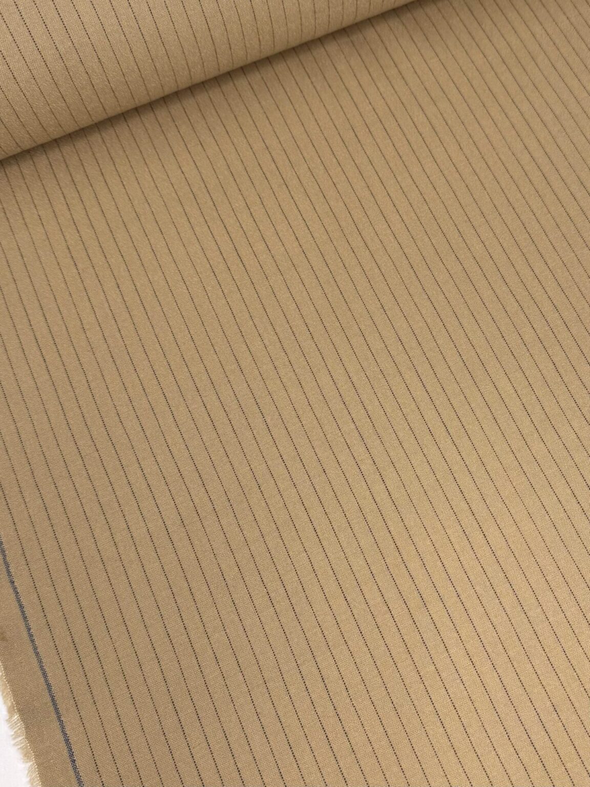 Itāļu „virgin wool“ kostīmu audums gaiši brūnā (kapučīno) krāsā