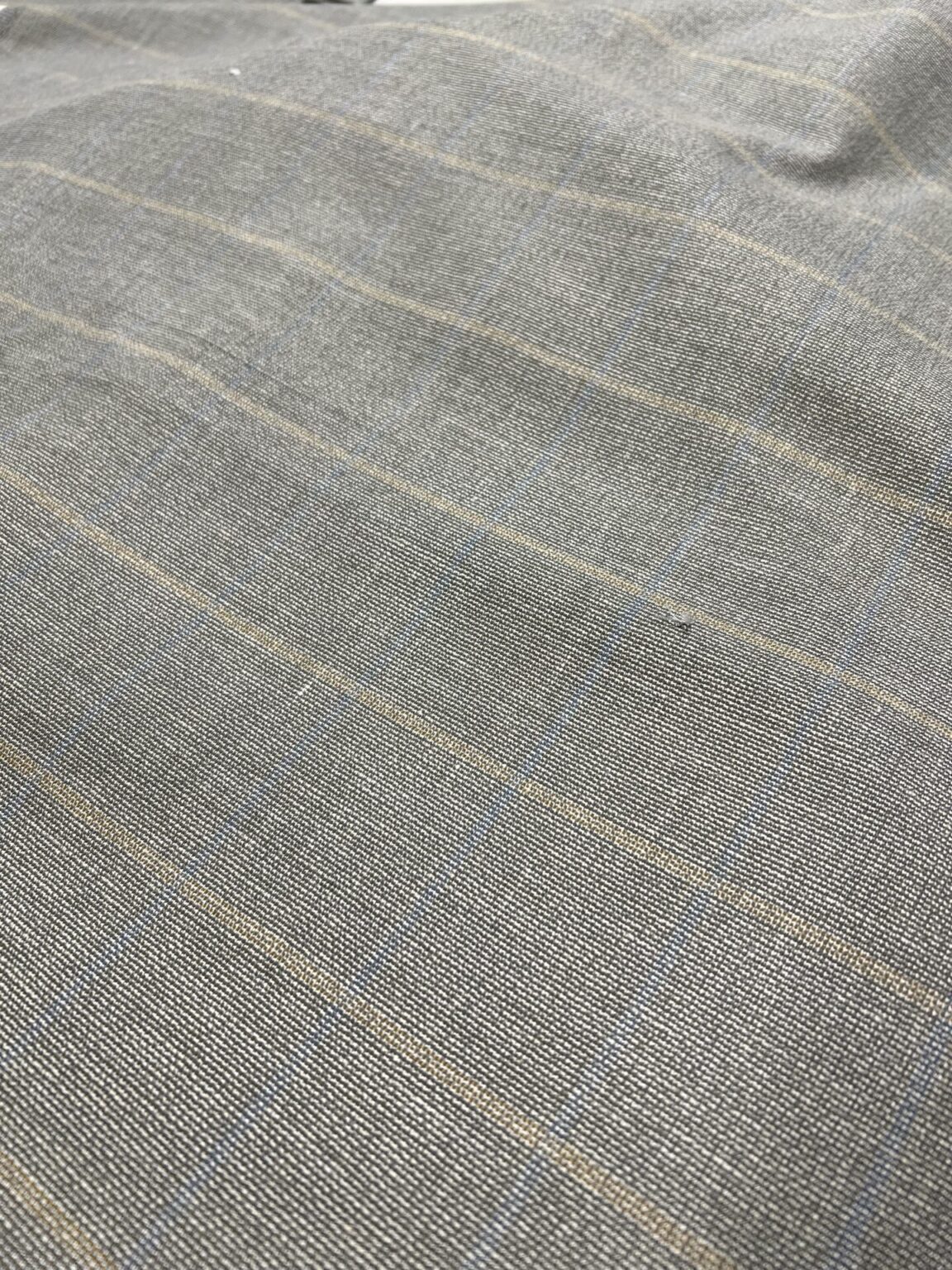 „HUGO BOSS“ kostiuminis audinys 072 (SU BROKU) (kaina už likutį 1 m)
