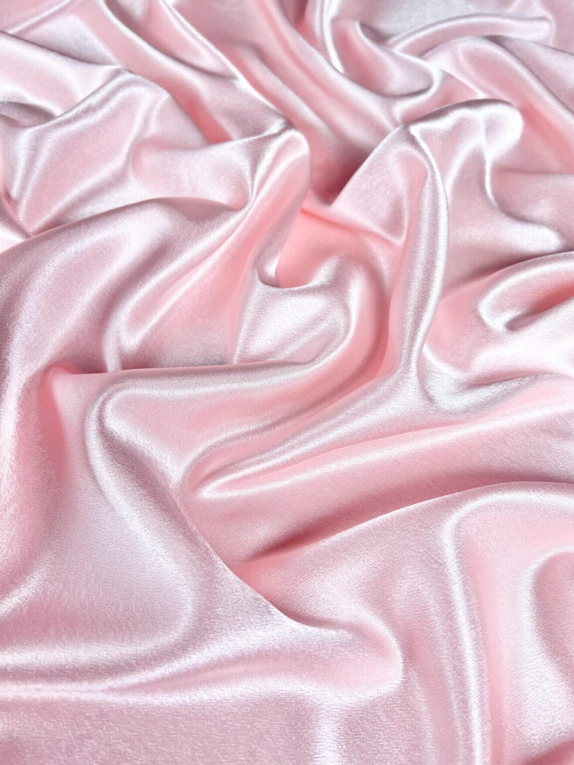 Vidutinio storumo blizgus satinas „Baby Pink“ spalvos