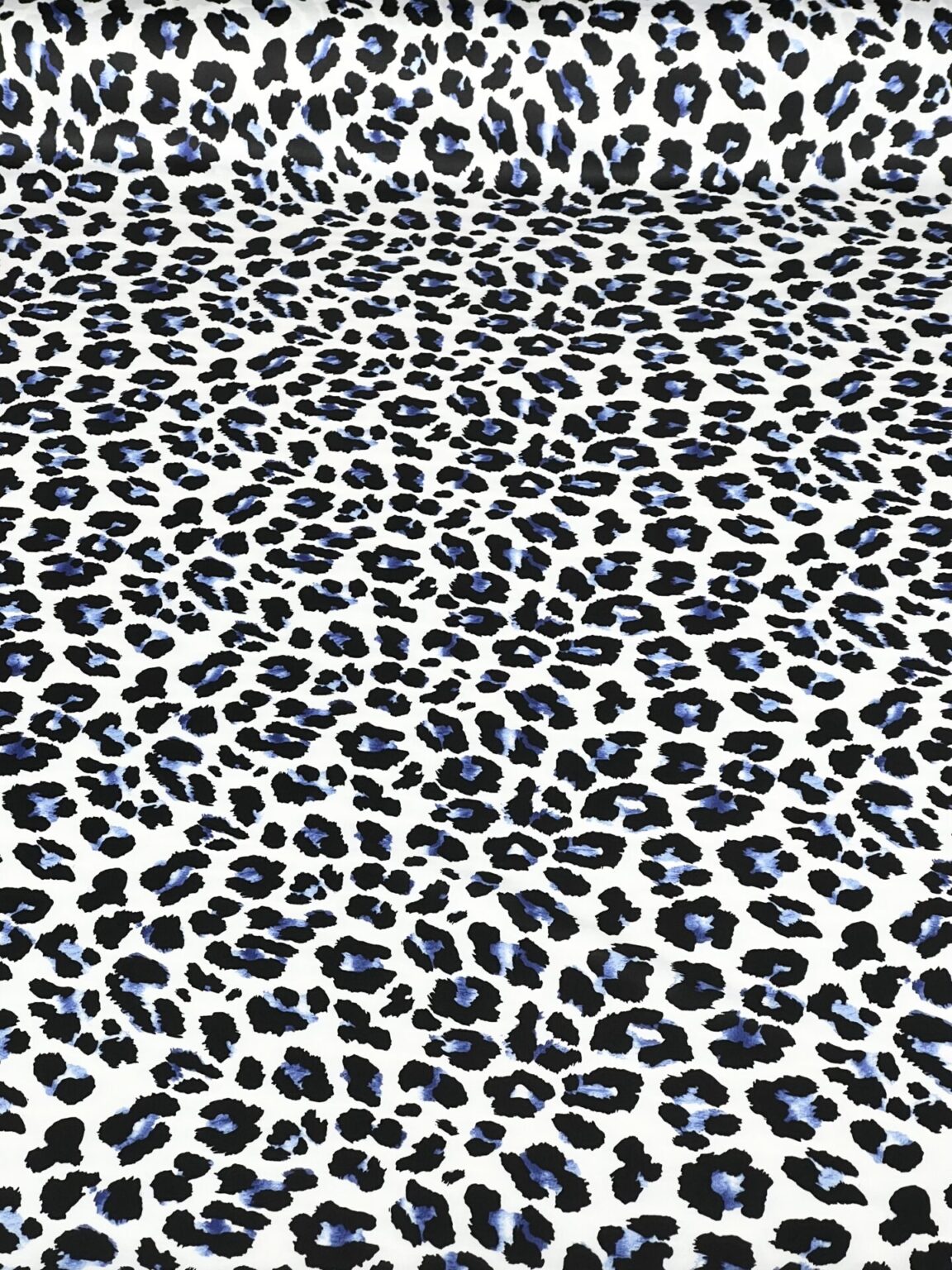 Armani šilkas (satinas) „Snieginis Leopardas“