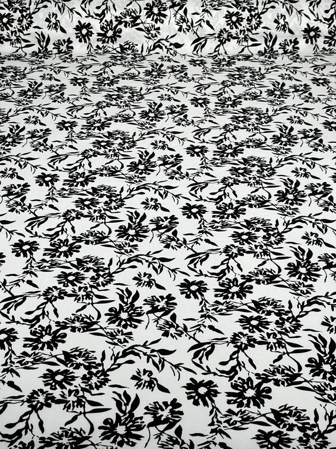 Suknelinis viskozės audinys „Dark Flowers“