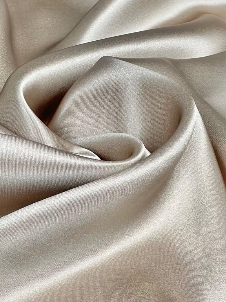 Itāļu kolekcionārais satīna vienkrāsas zīds "Beige" krāsā