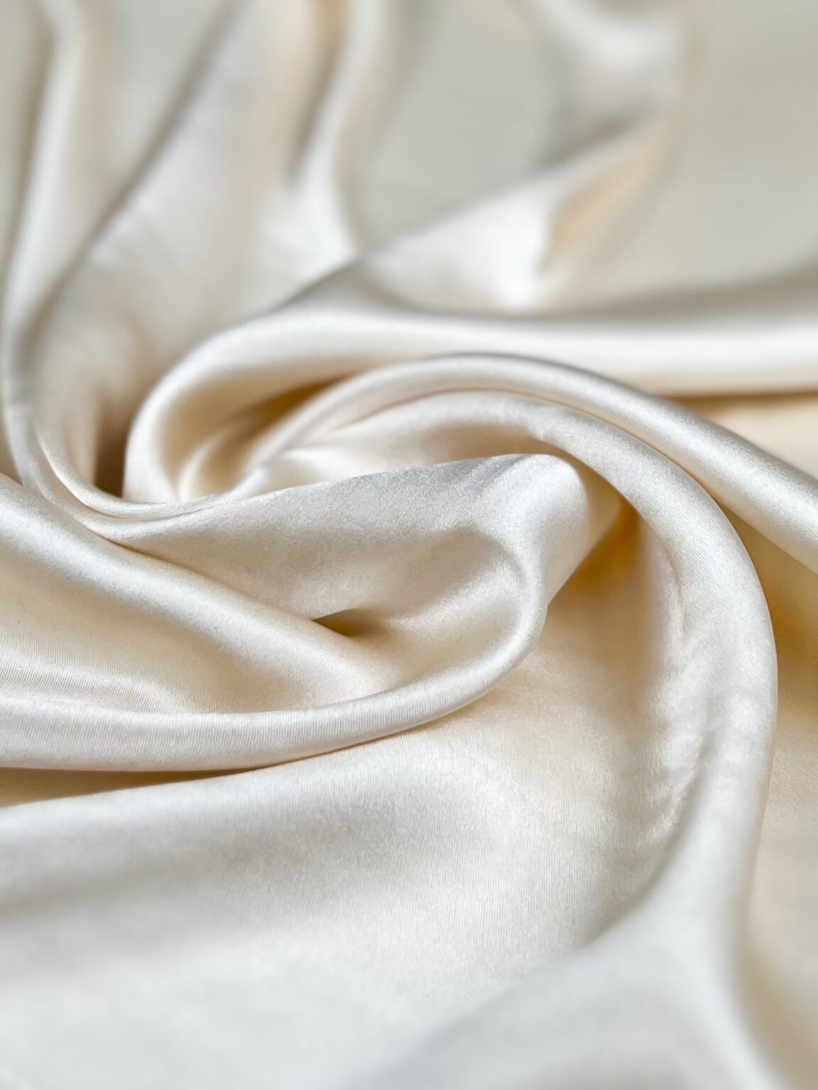Itāļu kolekcionārais satīna vienkrāsas zīds "Natural Beige" krāsā