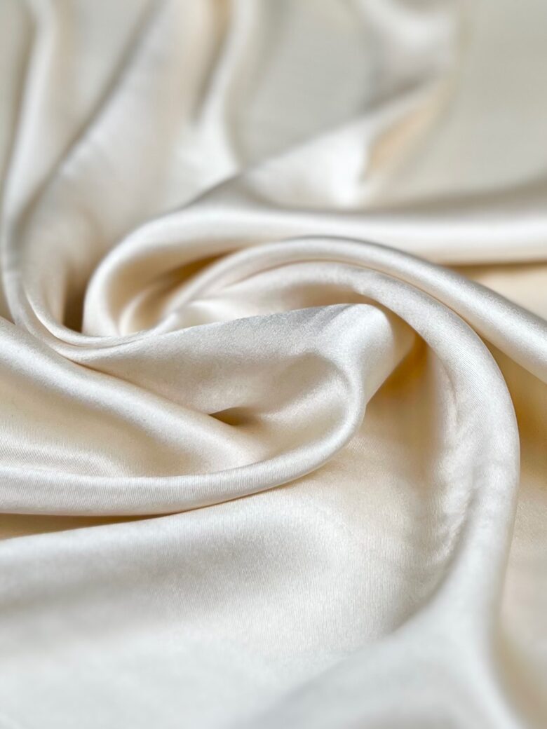 Itališkas kolekcinis satininis vienspalvis šilkas su elastanu „Natural Beige“ spalvos