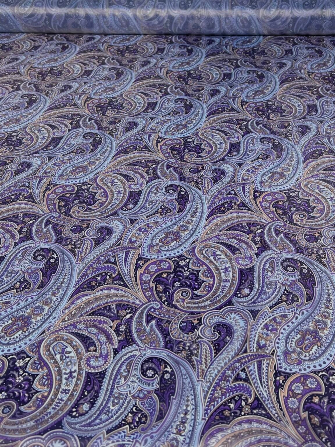 Oderes audums ar dizainu „Violet Paisley“