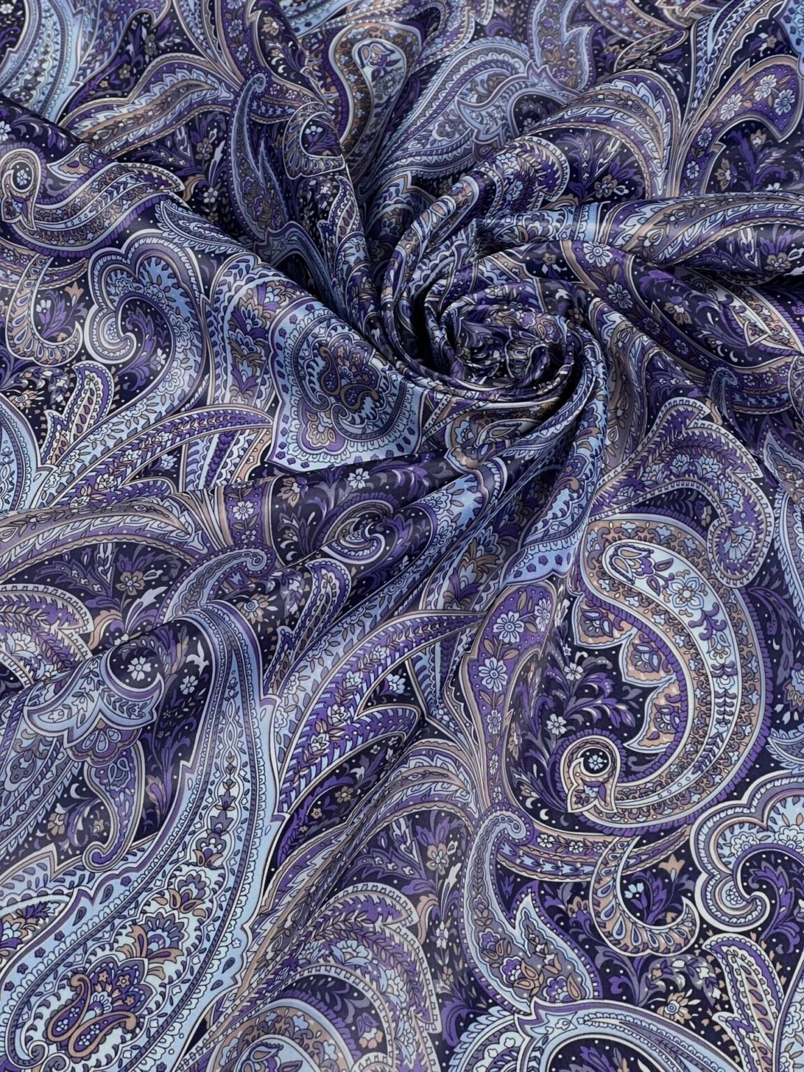 Oderes audums ar dizainu „Violet Paisley“