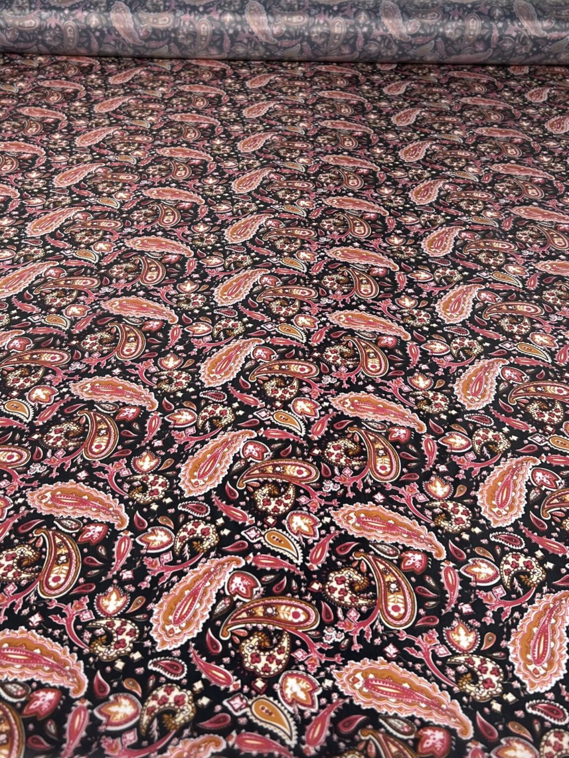 Pamušalinis audinys su dizainu „Dark Paisley“