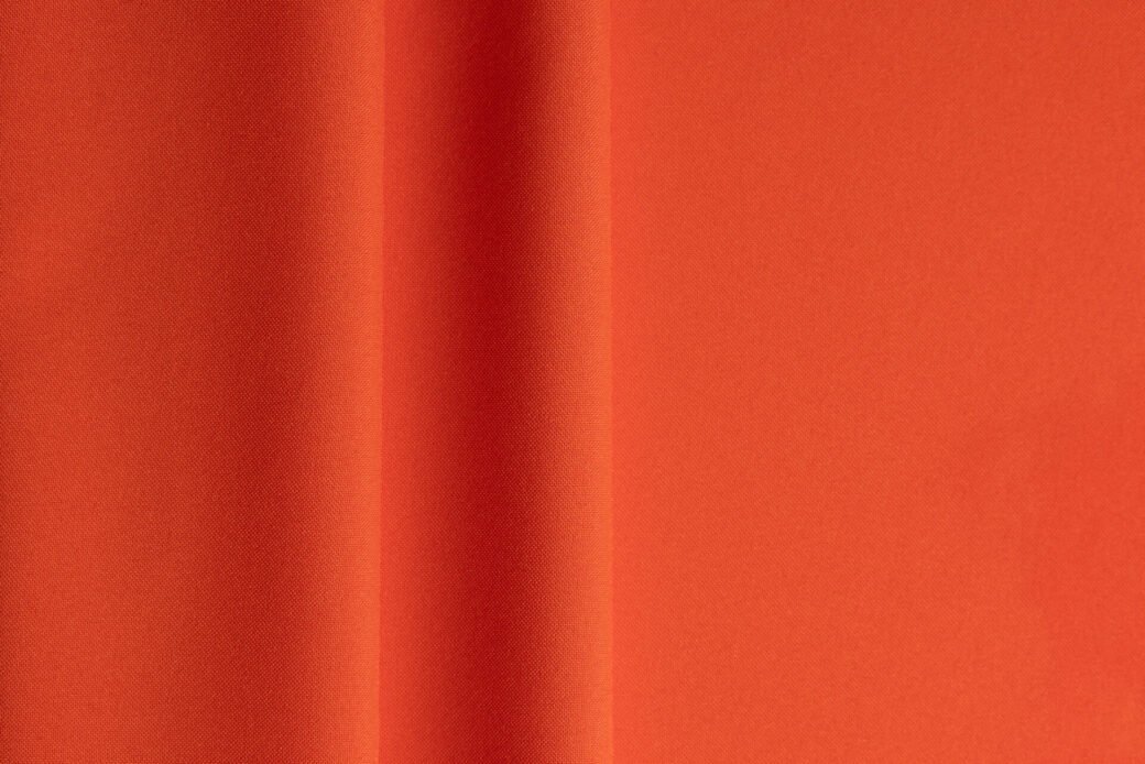 Gabardīna audums spilgti oranžā krāsā 110