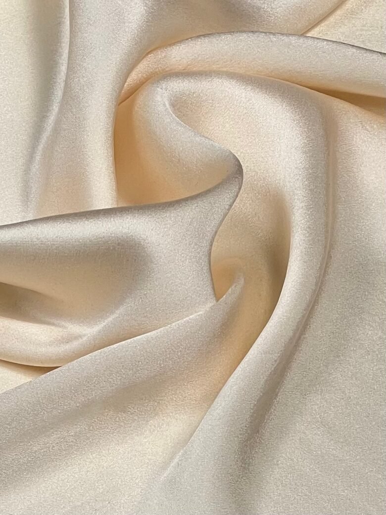Satīna vienkrāsains zīds ar elastānu „Creamy“ 02
