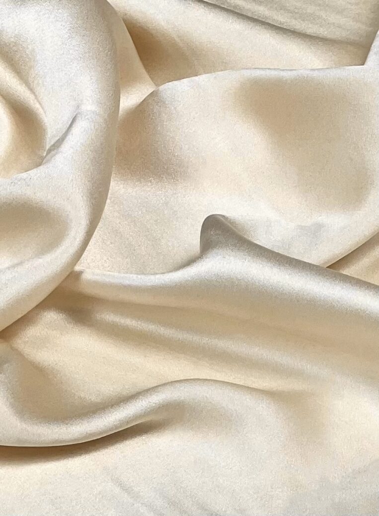 Satīna vienkrāsains zīds ar elastānu „Creamy“ 01