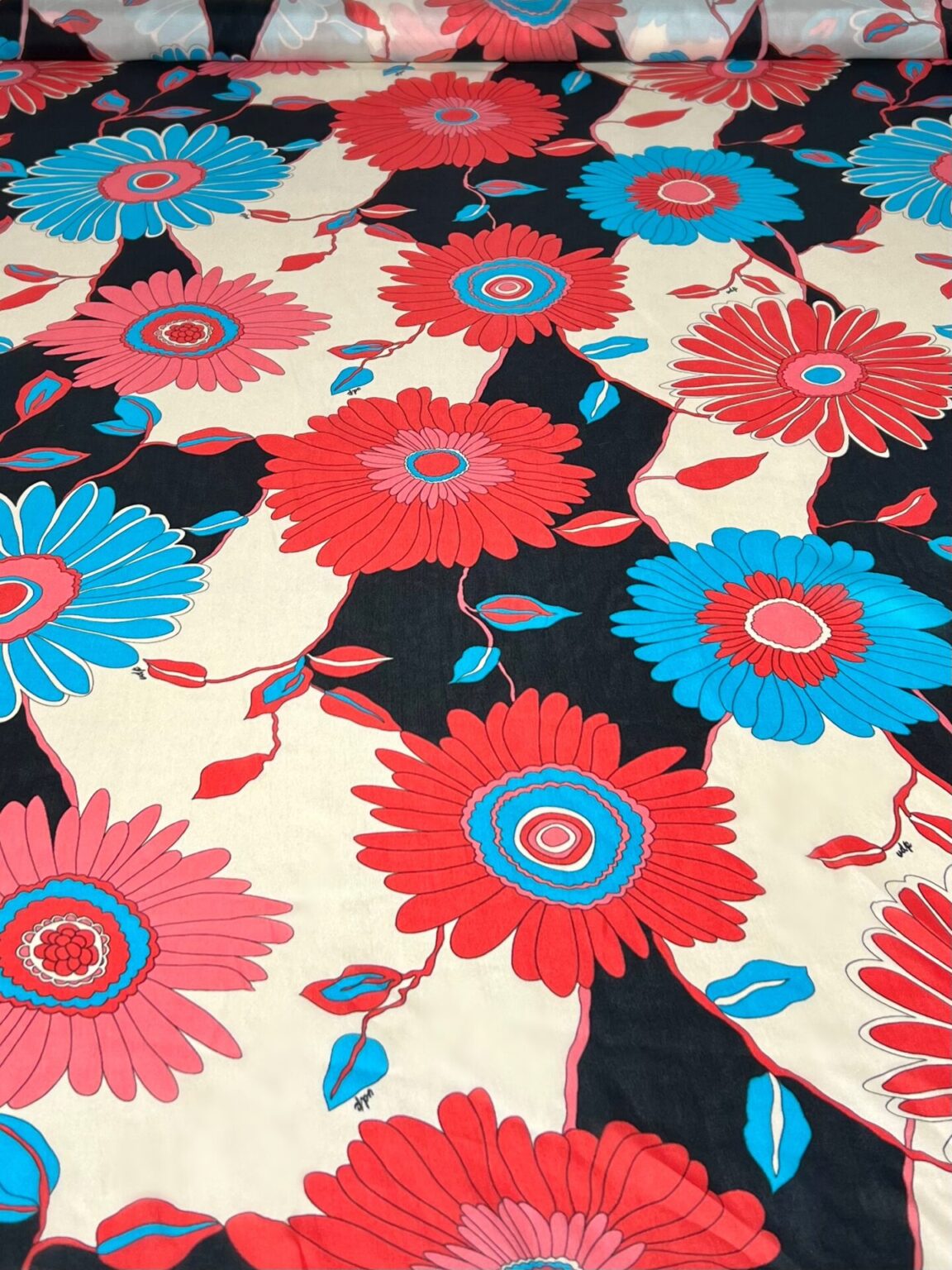 Itāļu kolekcijas dabīgā zīda voils (Voile Silk) krāsainu ziedu raksts