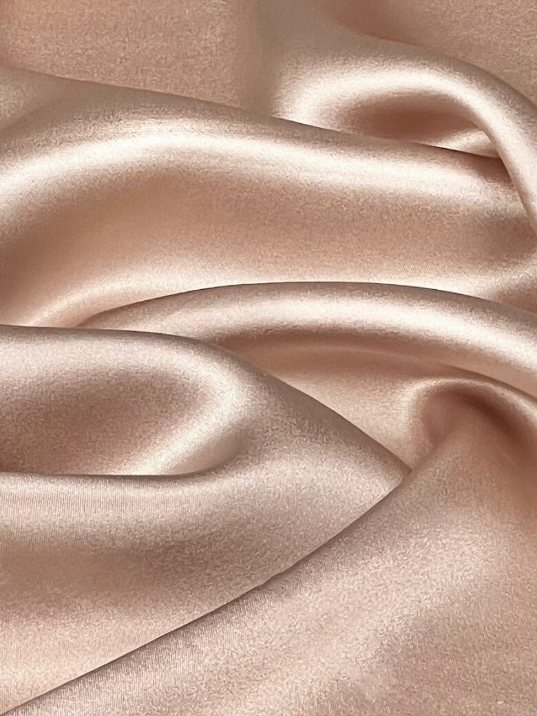 Satininis vienspalvis šilkas su elastanu „Rose Gold“ 01 (SU BROKU)