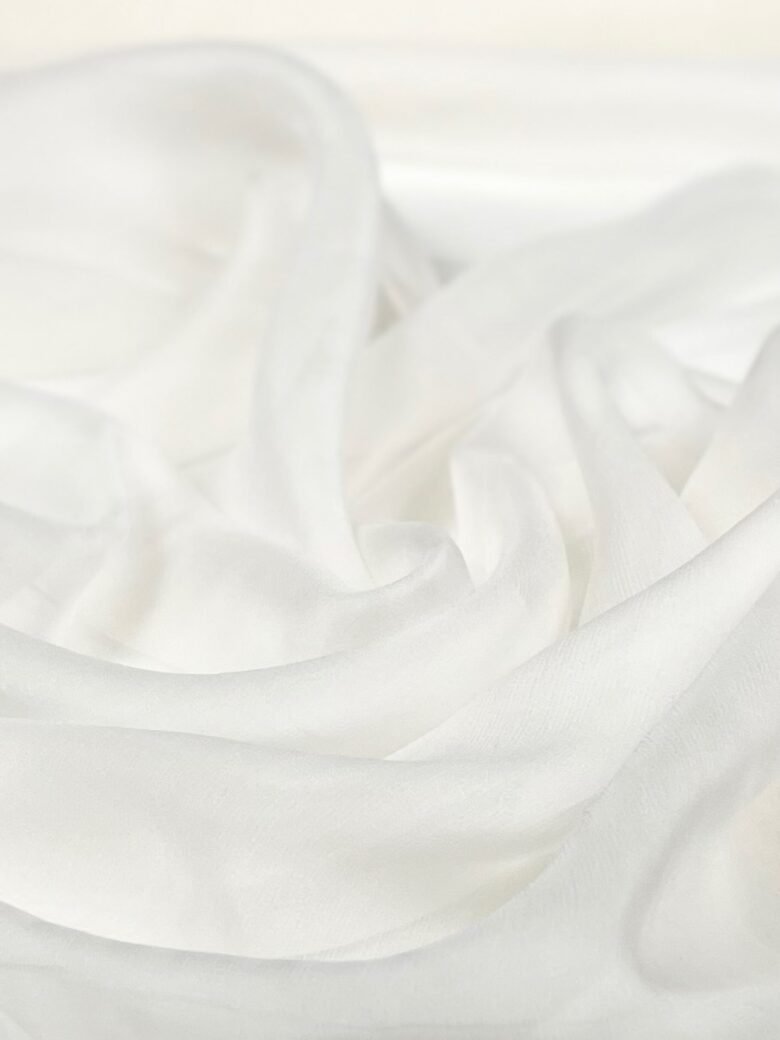 Itāļu kolekcijas šifona vienkrāsains dabīgais zīds ar elastānu „Milky 01“