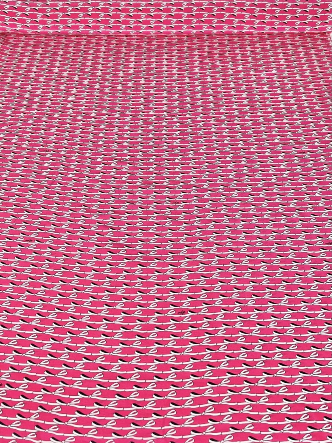 Itāļu kolekcijas satīna zīds ar elastānu „Pink Bows“