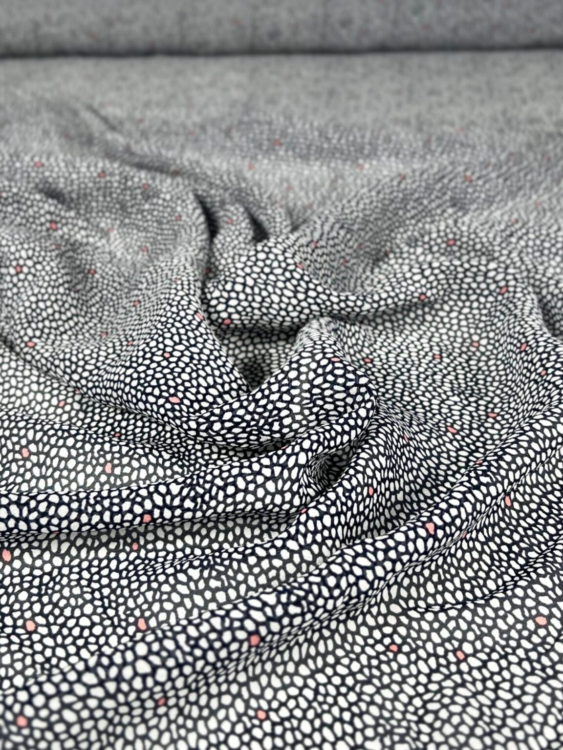 Itāļu kolekcijas šifona dabīgais zīds ar dizainu „Pebble Print“