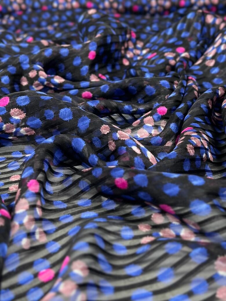 Itāļu kolekcijas dabīgais šifons ar dizainu „Color Dots“