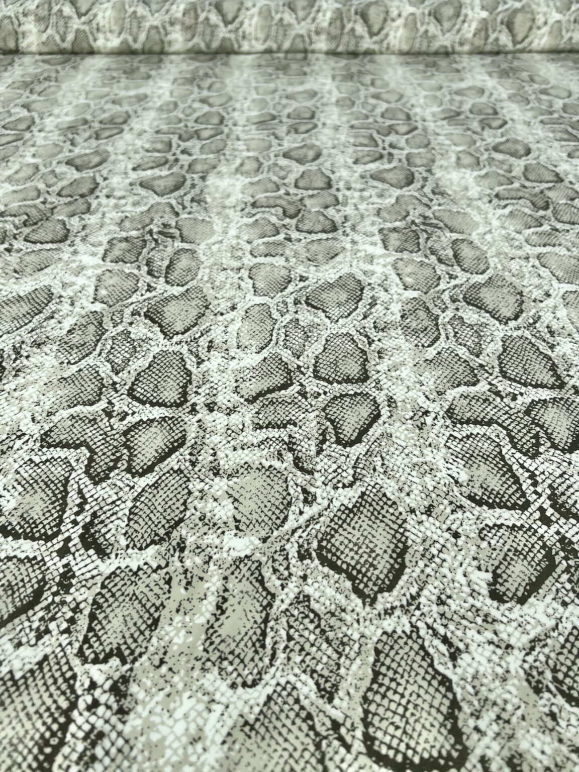 „Silky“ suknelinis audinys gyvatės rašto žalios spalvos