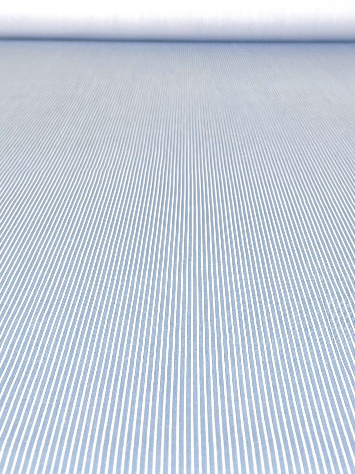 Suknelinis-kostiuminis viskozės audinys smulkių dryželių rašto „Baby Blue“