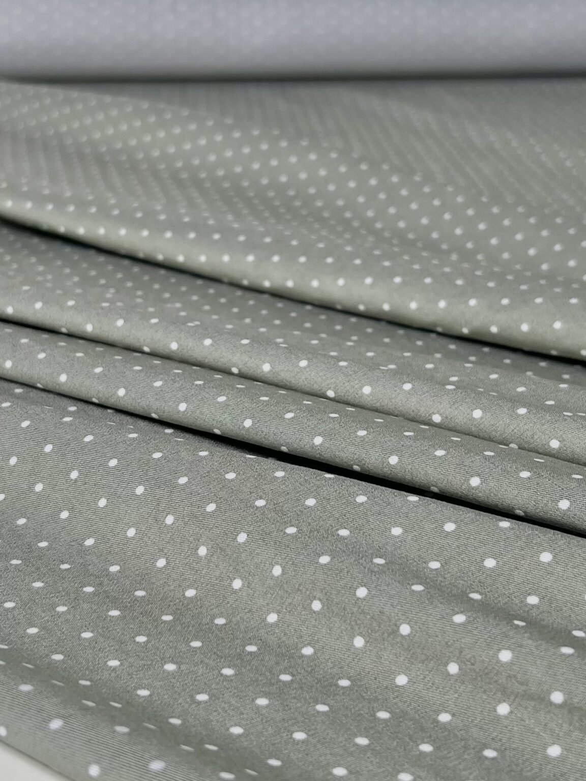 Suknelinis-kostiuminis viskozės audinys smulkių taškelių rašto „Dusty Green“
