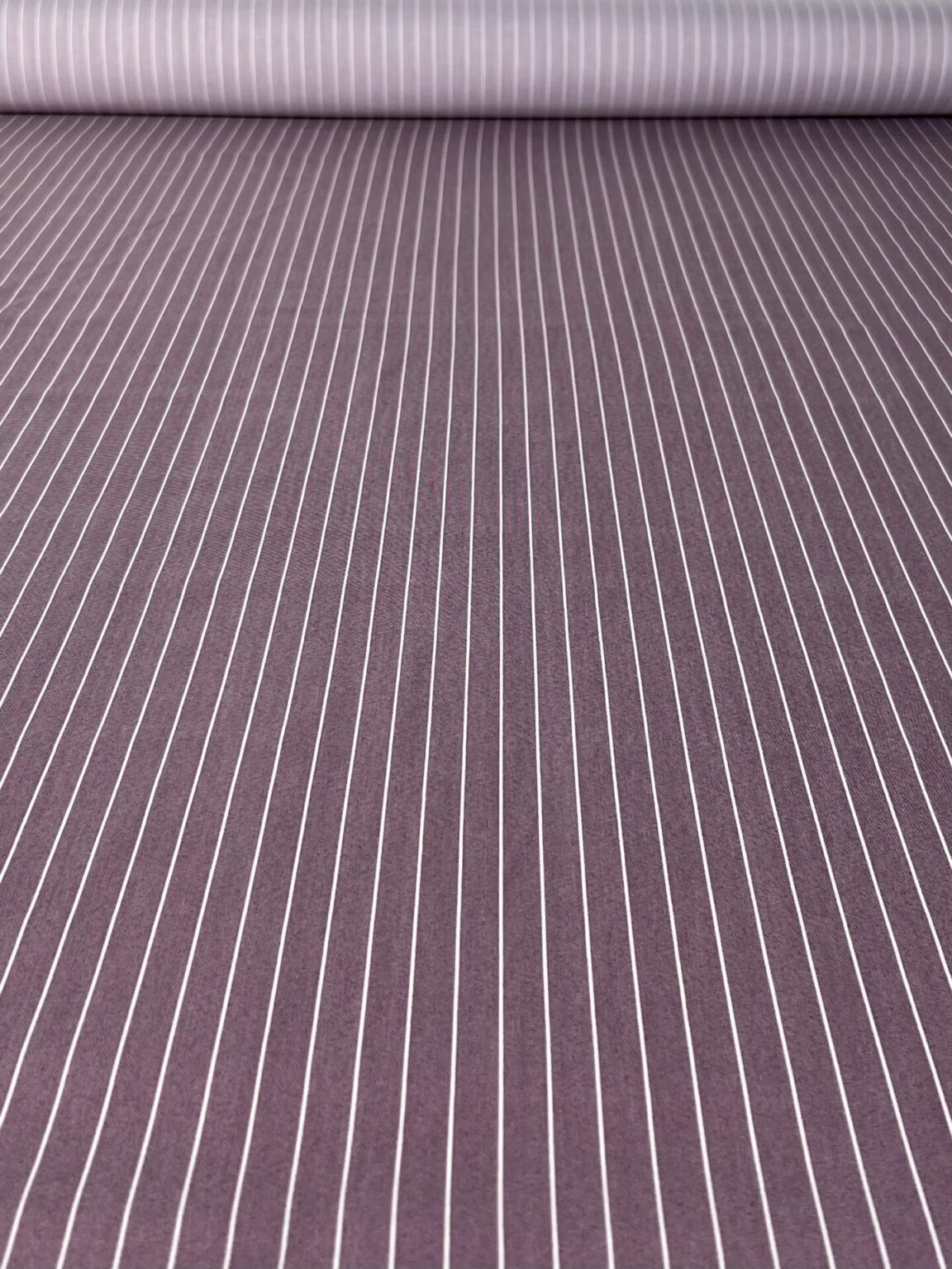 Suknelinis-kostiuminis viskozės audinys dryžuoto rašto „Dusty Purple“