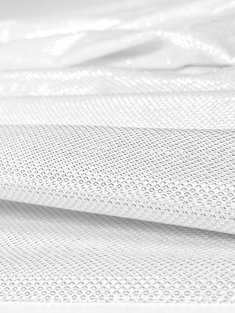 tamprus blizgus audinys