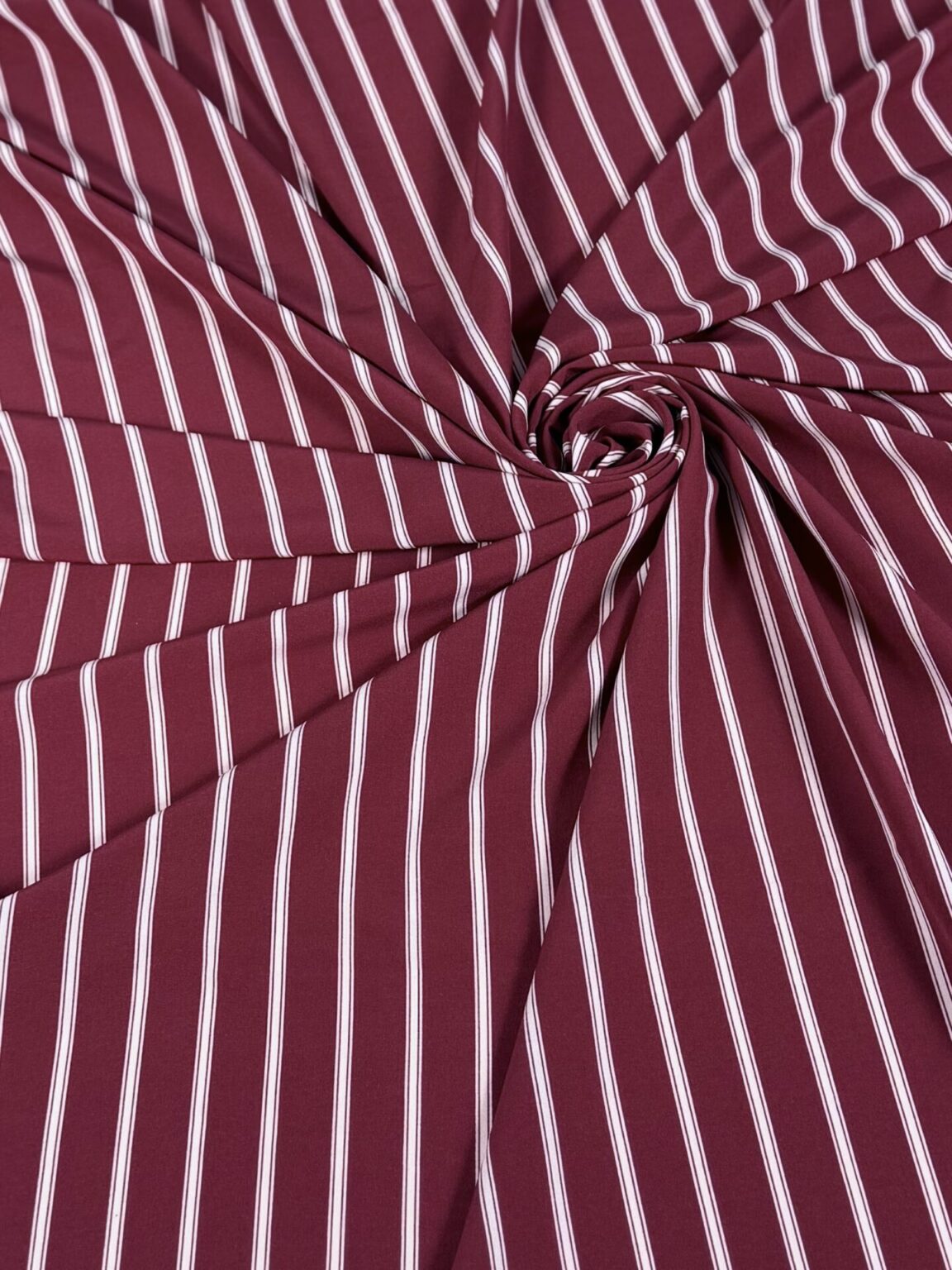 „Silky“ suknelinis audinys „Deep Berry“ dryžuoto rašto