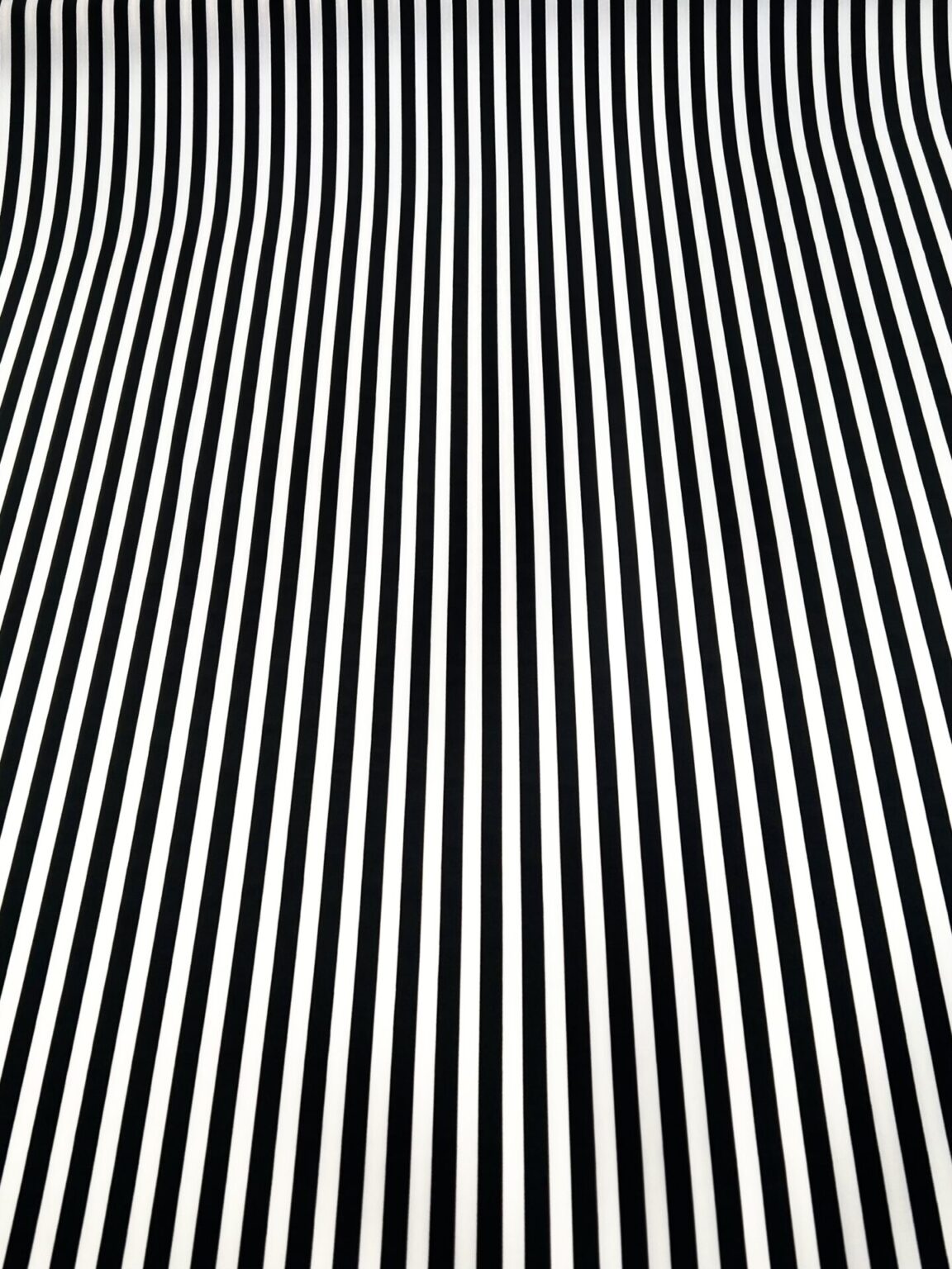 „Silky“ suknelinis audinys dryžuoto rašto "White and Black" spalvos
