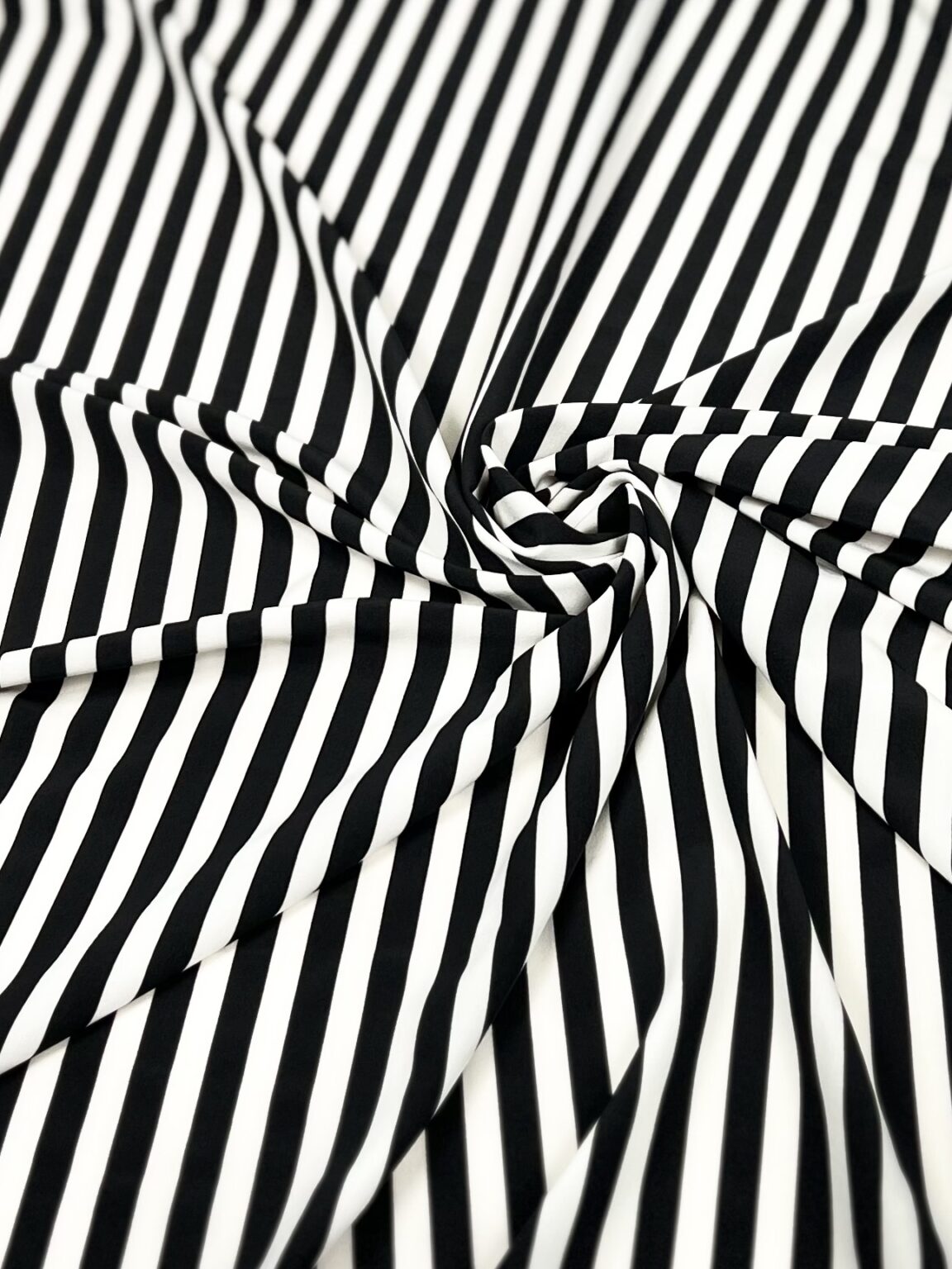 „Silky“ suknelinis audinys dryžuoto rašto "White and Black" spalvos
