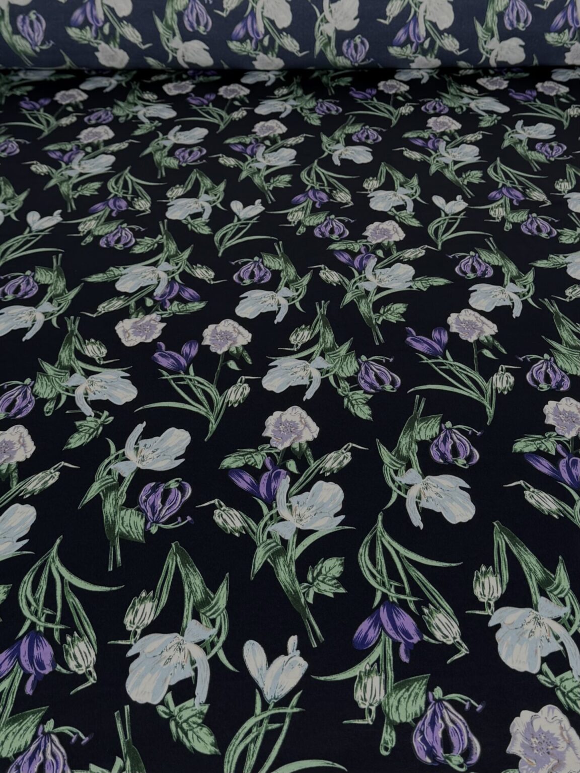 Armani šilkas (satinas) su dizainu „Crocus“
