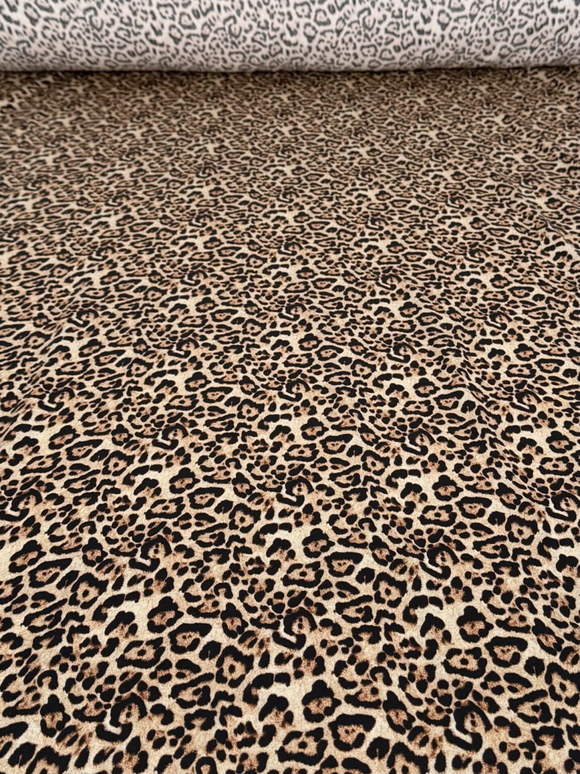 Prabangus viskozės satinas su elastanu „Leopardo“ rašto
