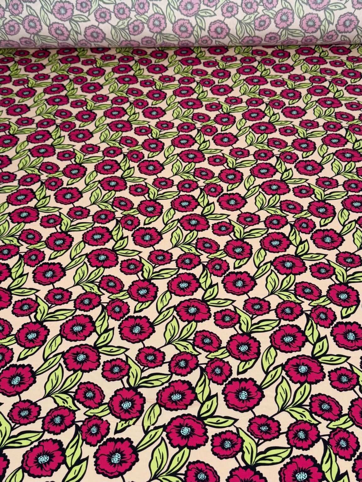 „Twill“ viskozes audums „Flowers Bloom“