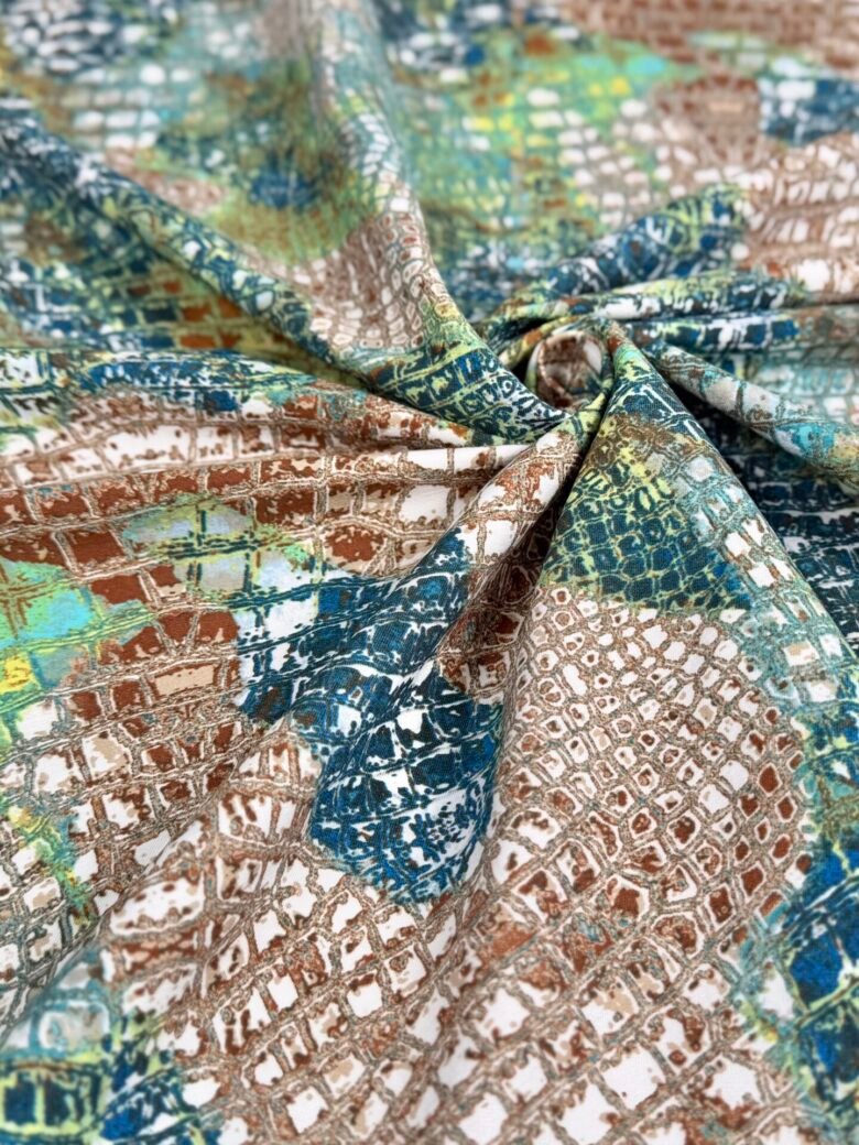 Tamprus kostiuminis viskozinis audinys su dizainu „Colorful crocodile skin“