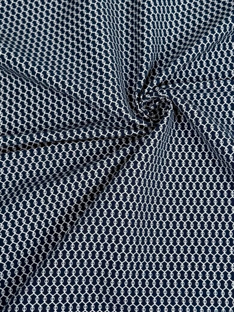 Tamprus kostiuminis viskozinis audinys su dizainu „Blue Chain Link Pattern“