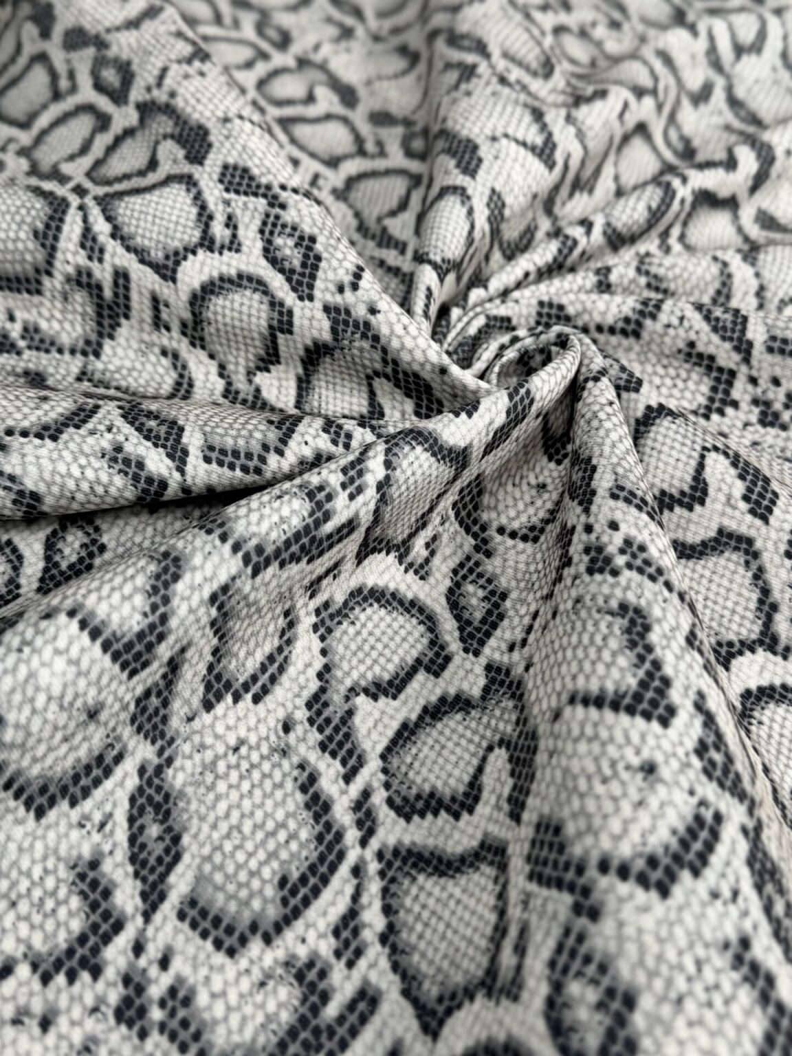 Tamprus kostiuminis viskozinis audinys su dizainu „Snake“