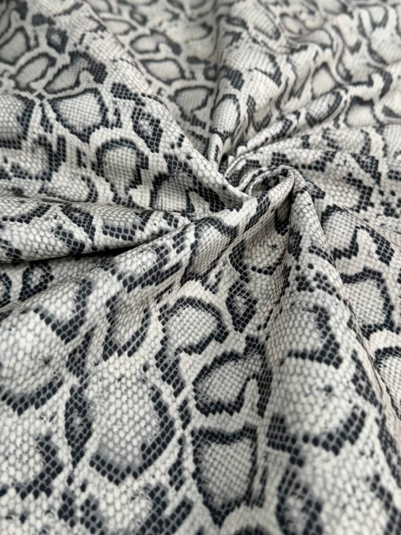 Tamprus kostiuminis viskozinis audinys su dizainu „Snake“