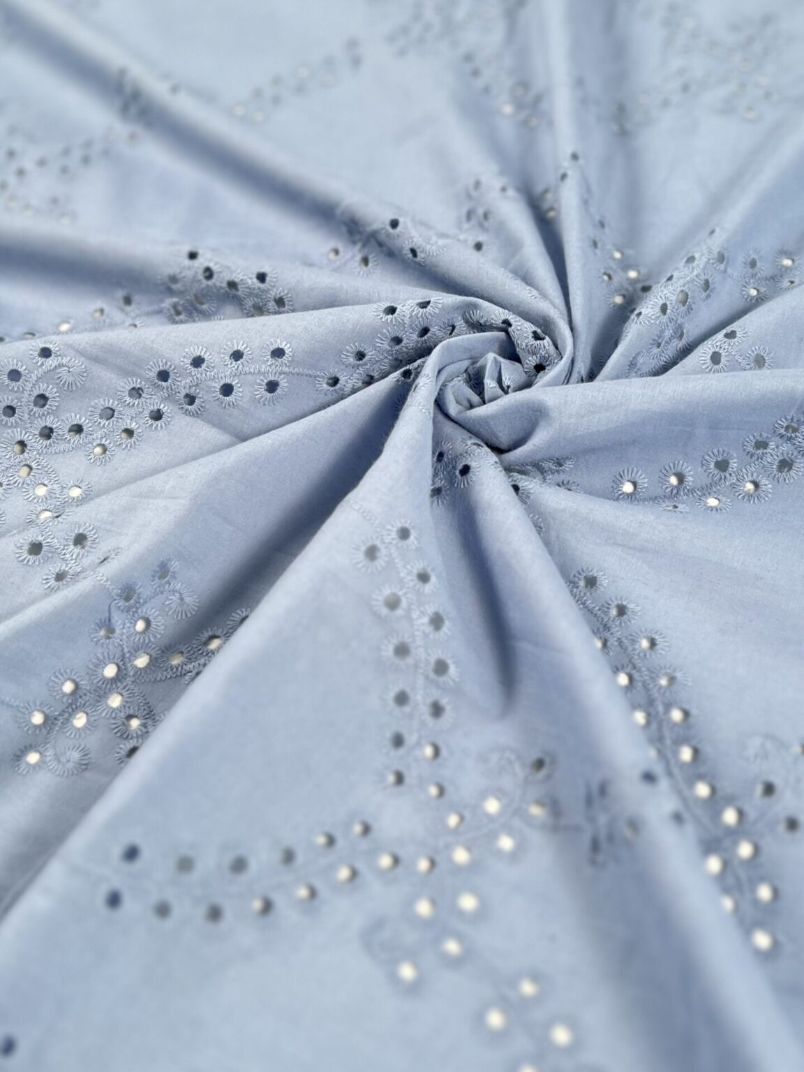 Izšūts kokvilnas audums ar mežģīņu malām „Light Blue“