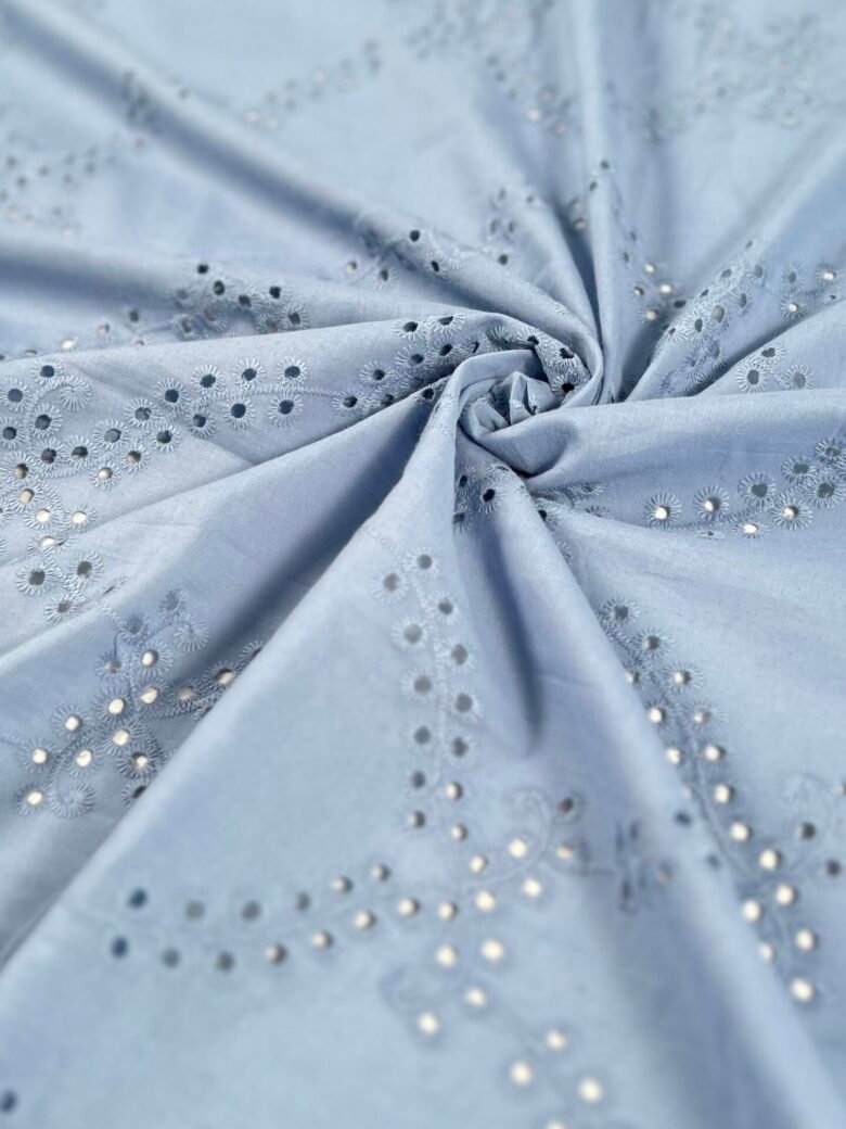 Siuvinėtas medvilnės audinys su nėriniuotais kraštais „Light Blue“