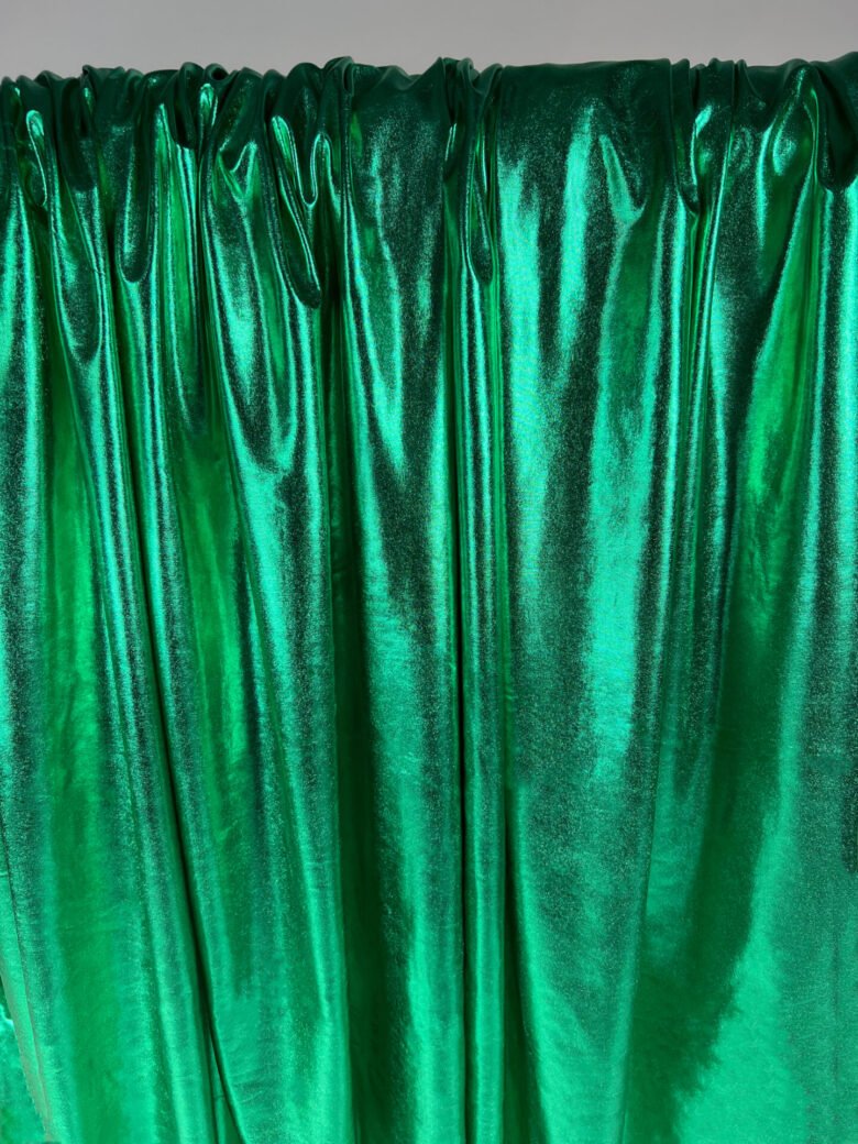 Blizgus trikotažinis LAMA audinys su elastanu žalios spalvos